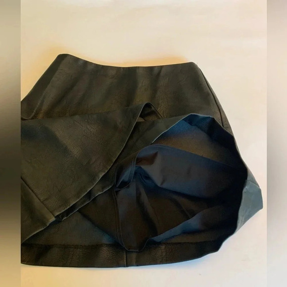 Club Monaco black faux leather mini skirt - Picture 6 of 13